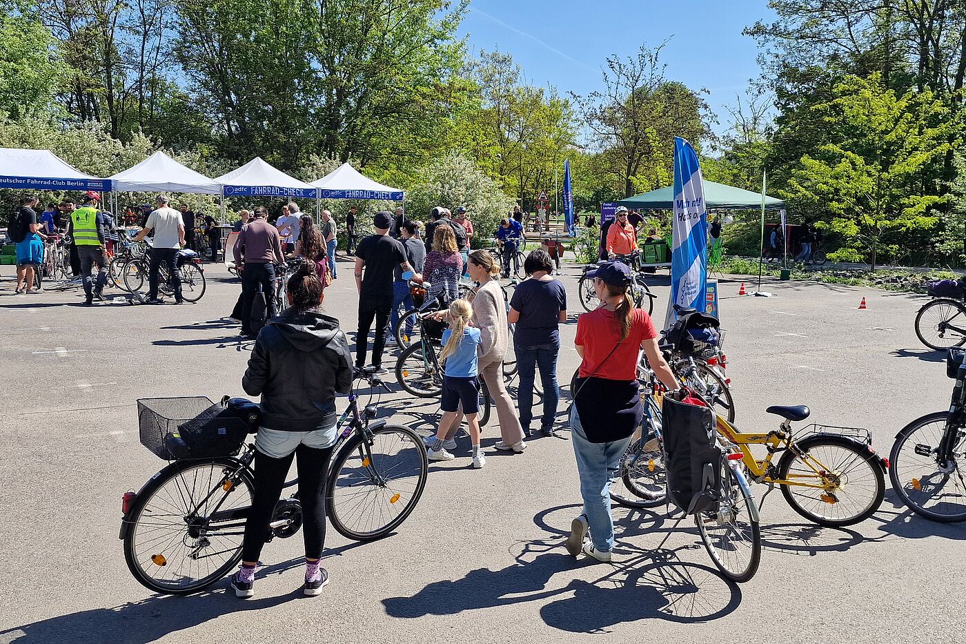 Menschen stehen mit ihren Fahrrädern beim ADFC-Fahrrad-Check an
