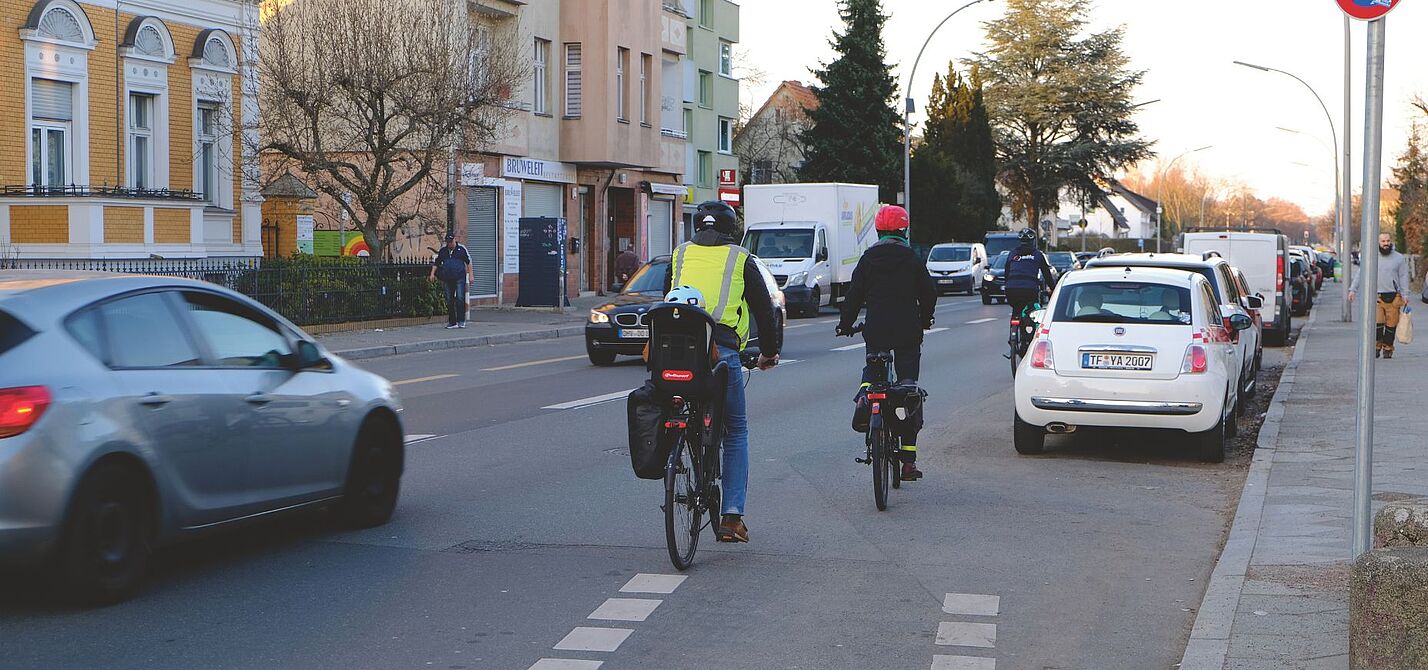 Ungeschützter Radstreifen auf Marienfelder Allee