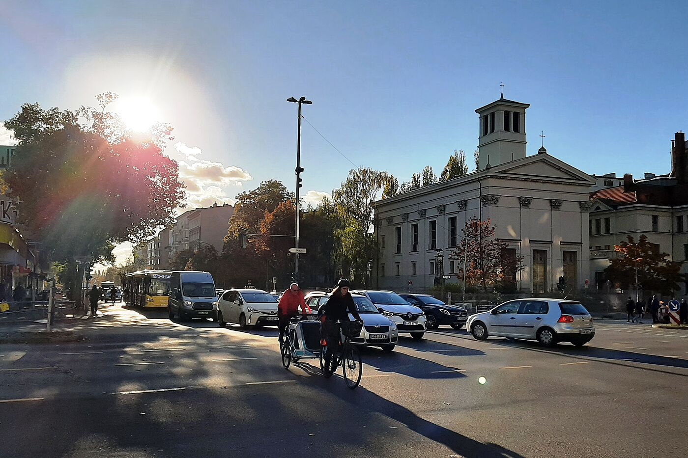 Badstraße Ecke Prinzenallee Badstraße Ecke Prinzenallee: Ohne Radweg muss man sich in den Mischverkehr mit Autos und Lkw trauen