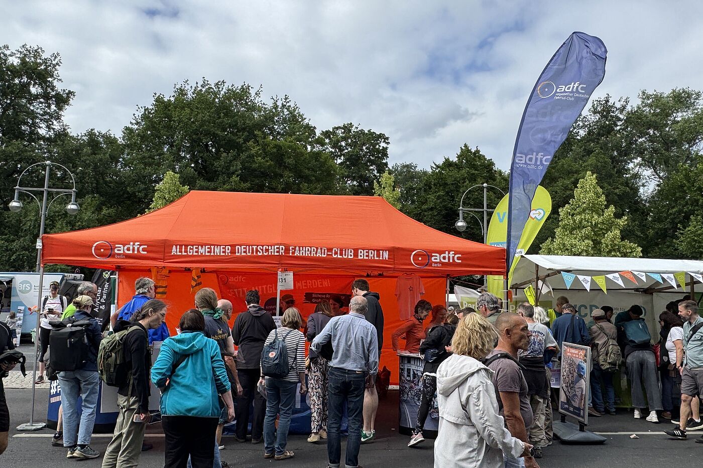 oranger ADFC-Stand