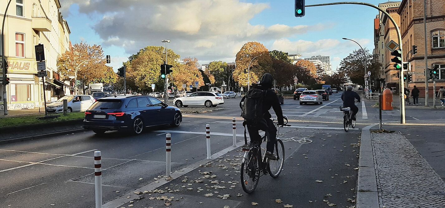 Geschützter Radweg Müllerstraße Mitte Die Müllerstraße: Die Poller verteilen den öffentlichen Raum konsequent da um, wo es nötig ist.