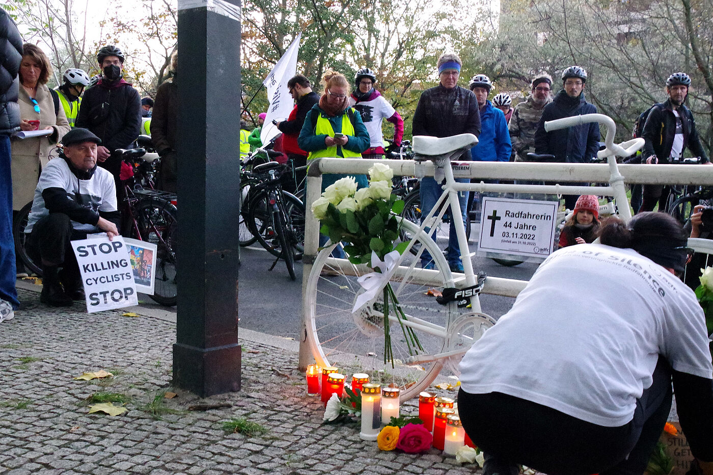 Geisterrad für getötete Radfahrerin an der Bundesallee in Wilmersdorf Geisterrad für getötete Radfahrerin an der Bundesallee in Wilmersdorf