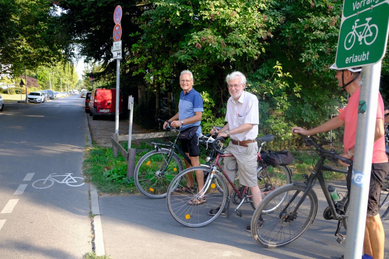 Hier wird ein Radweg ohne Vorwarnung und mit nur schlechten Sichtverbindungen auf die Straße geführt. Hier wird ein Radweg ohne Vorwarnung und mit nur schlechten Sichtverbindungen auf die Straße geführt.