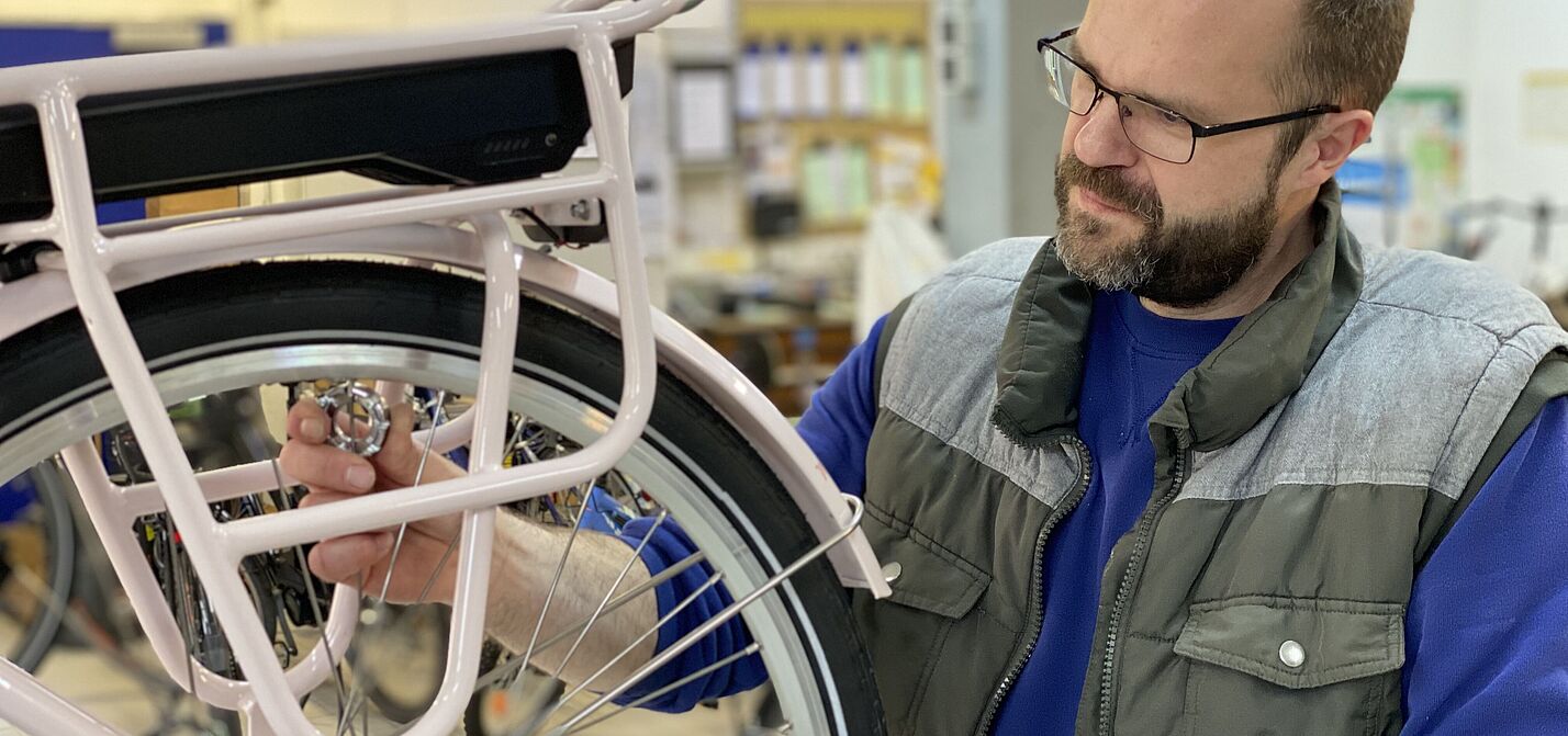 NRW_Fahrradcheck_Monteur_Werkstatt_CR_LudgerVortmann Fahrradmonteur prüft Fahrrad