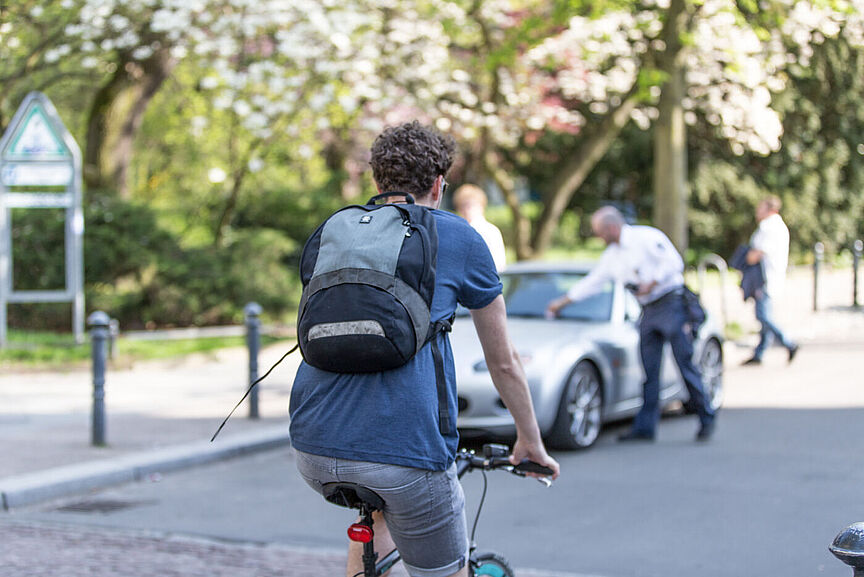 Radfahren in der Stadt Radfahrer von hinten fotografiert