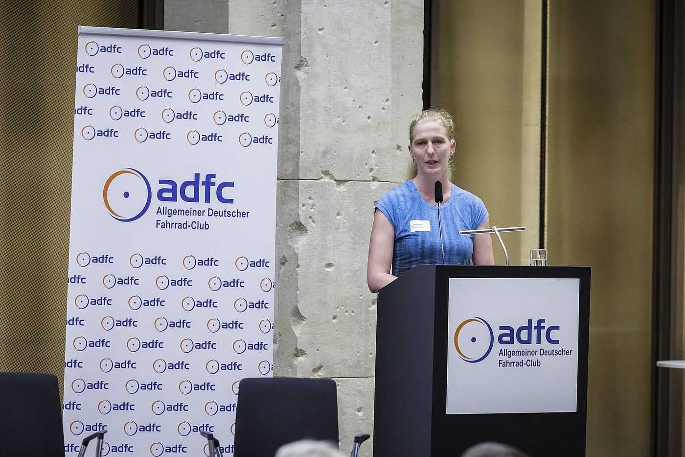 ADFC | Parlamentarischer Abend am 6. Juni 2024 Dr. Juliane Haus bei ihrem Vortrag am Pult.