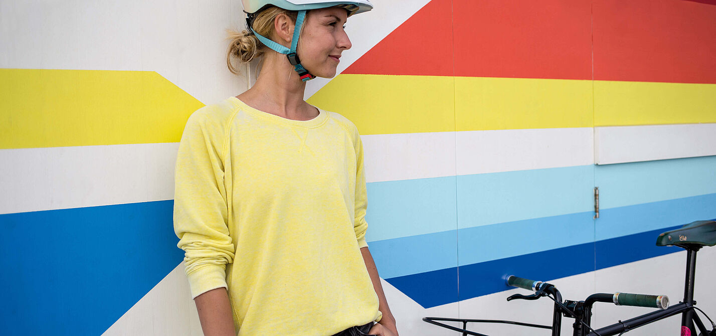 Frau mit Helm