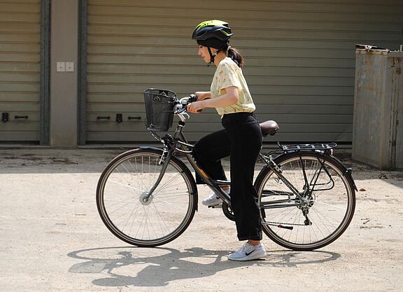 Frau steigt auf Fahrrad auf