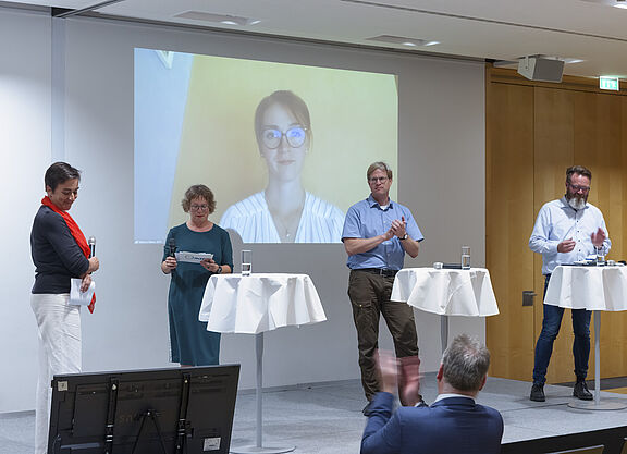 ADFC | Parlamentarischer Abend des ADFC Bundesverband | #Radnetz21: Im Bild (v.l.n.r.): Dagmar Thume (Fahrradaktivistin), Hanna Gersmann (Journalistin), Felix Weisbrich (Berliner Bezirksamt Friedrichshain-Kreuzberg), Claus Ruhe Madsen (Oberbürgermeister von Rostock), Rebecca Peters (ADFC-Bundesvorstand, zugeschaltet)