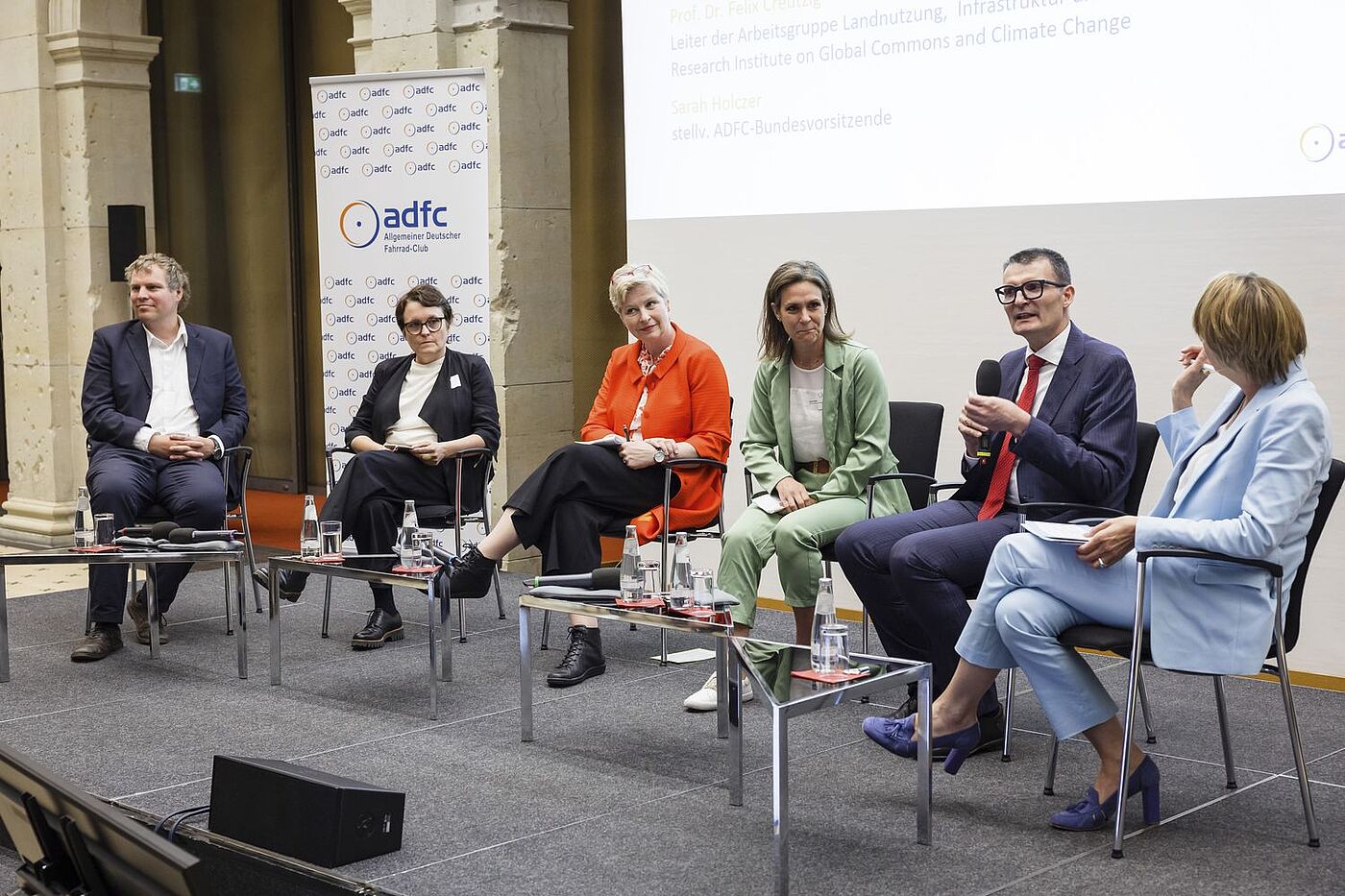 ADFC | Parlamentarischer Abend am 6. Juni 2024 Auf dem Podium diskutierten Prof. Dr. Felix Kreutzig, Anne Klein-Hitpaß, Dr. Heike van Hoorn, Sarah Holczer und Hartmut Höppner (v.l.n.r.) ganr rechts: Moderatorin Anke Plättner.