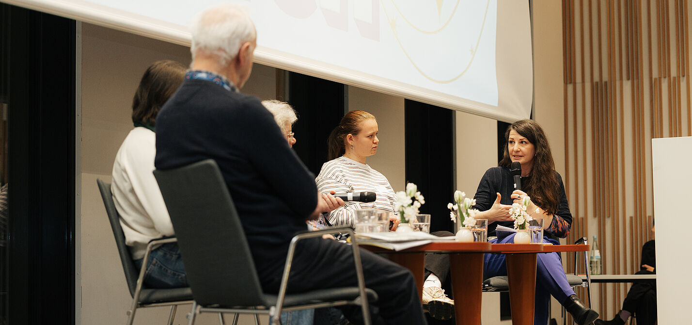 Personen im Panel auf der Bühne