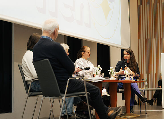 Personen im Panel auf der Bühne